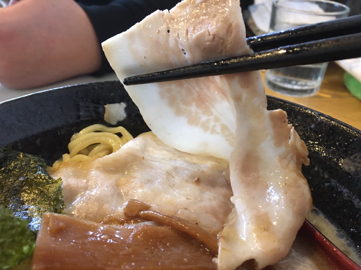 鶏豚骨に入っているチャーシューは、脂身の部分が多くとろける様な味わい